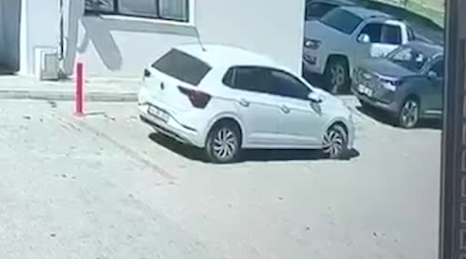 Kayapınar’da Sitede Kontrolden Çıkan Otomobil Park Halindeki Araca Çarptı