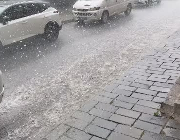 tatvanda-saganak-ve-dolu-yagisi-sehirde-su-birikintilerine-yol-acti-B63Au5JT.jpg