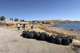 tatvanda-van-golu-kiyisinda-4-tonluk-temizlik-seferi-gencler-ve-kamu-gucuyle-golun-korunmasina-D32dzOlk.jpg