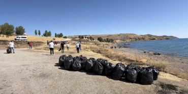 tatvanda-van-golu-kiyisinda-4-tonluk-temizlik-seferi-gencler-ve-kamu-gucuyle-golun-korunmasina-D32dzOlk.jpg
