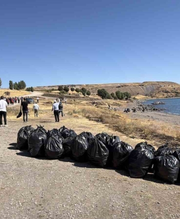 tatvanda-van-golu-kiyisinda-4-tonluk-temizlik-seferi-gencler-ve-kamu-gucuyle-golun-korunmasina-D32dzOlk.jpg