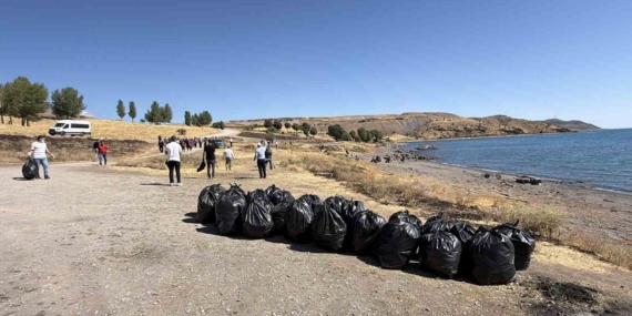 Tatvan’da Van Gölü Kıyısında 4 Tonluk Temizlik Seferi: Gençler ve Kamu Gücüyle Gölün Korunmasına Dikkat
