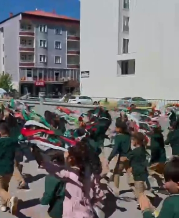 ucurtmalarla-baris-mesaji-gokyuzu-cocuklara-kalsin-etkinligi-patnos-GPt7JZBx.jpg