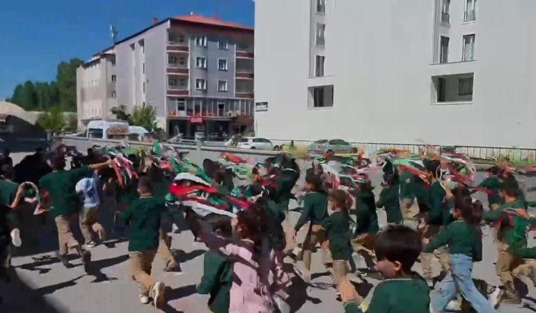 ucurtmalarla-baris-mesaji-gokyuzu-cocuklara-kalsin-etkinligi-patnos-GPt7JZBx.jpg
