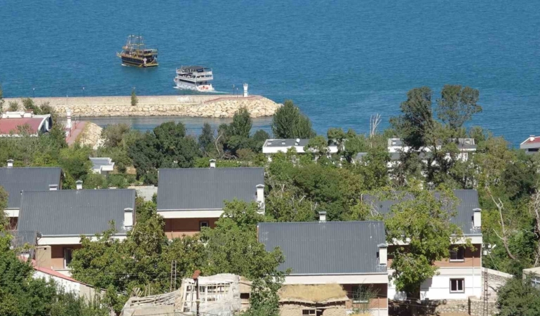 van-golu-cevresinde-yatay-mimari-ve-korumaci-yaklasim-ozdekten-yapilasma-uyarisi-1DCWC9ge.jpg
