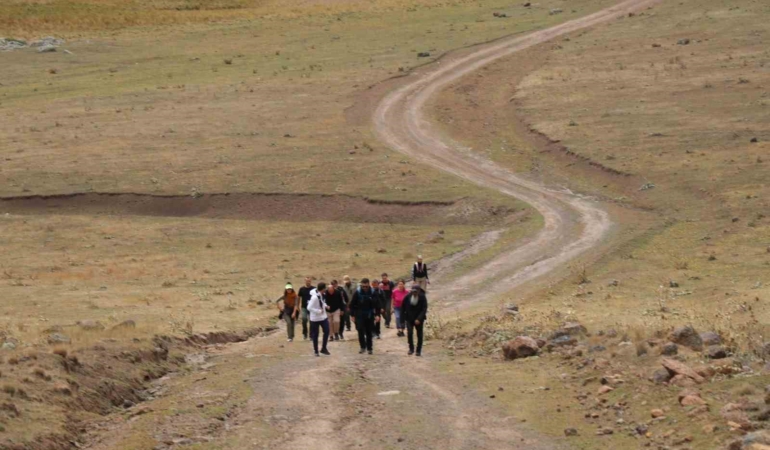 yasamal-yaylalarinda-15-kilometrelik-doga-yuruyusu-oltu-grubunun-keyifli-kesfi-smfLX4wg.jpg