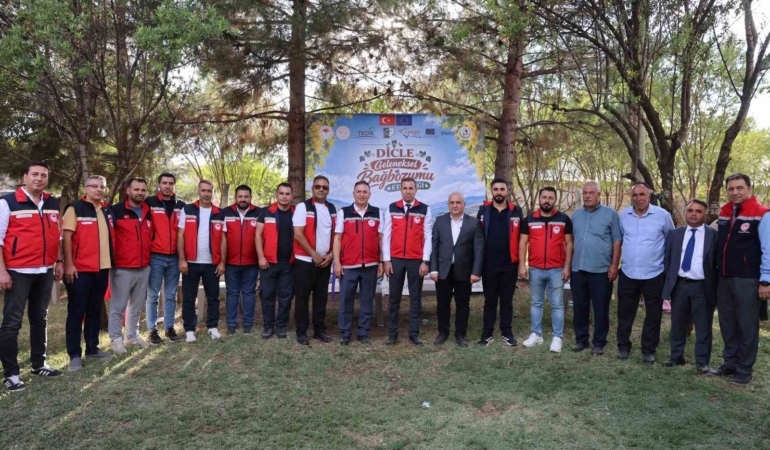 diclede-geleneksel-bag-bozumu-etkinligi-kirsal-kalkinma-icin-sehrin-dort-bir-yaninda-cosku-nCXdytJR.jpg