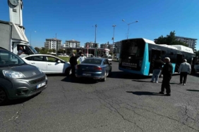 diyarbakirda-otomobil-ile-belediye-otobusu-carpisti-maddi-hasarla-sona-erdi-HCxQqA2p.jpg