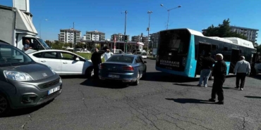 diyarbakirda-otomobil-ile-belediye-otobusu-carpisti-maddi-hasarla-sona-erdi-HCxQqA2p.jpg