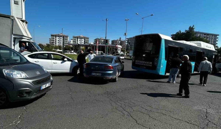 diyarbakirda-otomobil-ile-belediye-otobusu-carpisti-maddi-hasarla-sona-erdi-HCxQqA2p.jpg