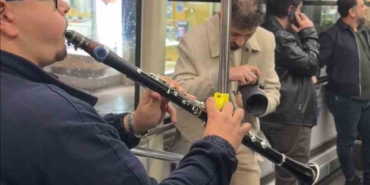 elazigda-yolculuk-turkuyle-renklendi-firat-universitesi-konservatuvari-ogrencilerinden-surpriz-muzik-eylemi-WwNyu3C3.jpg