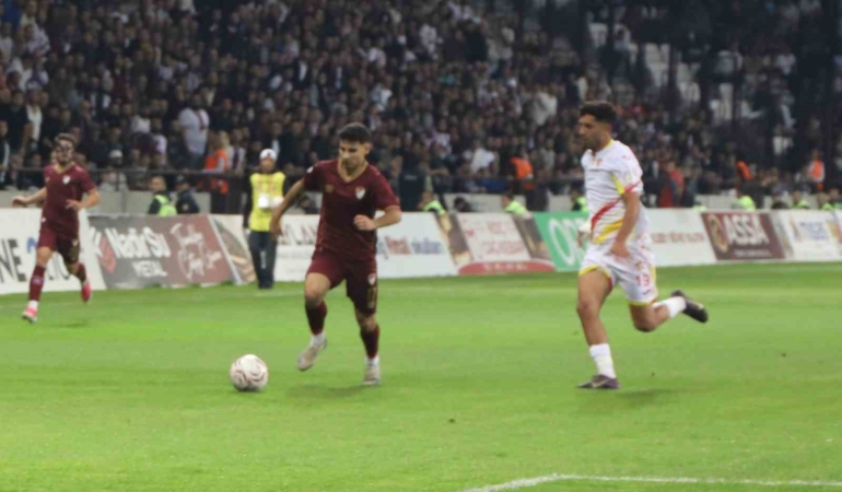 elazigspor-corluspor-1947-karsilasmasi-ev-sahibi-3-2lik-galibiyetle-ayriliyor-nx18Z97K.jpg