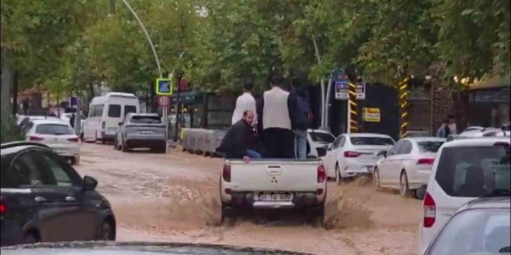 Ergani’de Sağanak Yağışla Gelen Su Baskını: Çukurlar ve Ulaşımdaki Zorluklar