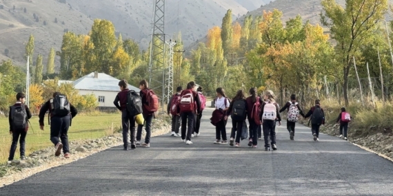 Esendere’de 40 Yıllık Ulaşım Sorunu Çözülüyor: Güzlüce ve Soğanlı Mezralarına Sıcak Asfalt Seferberliği