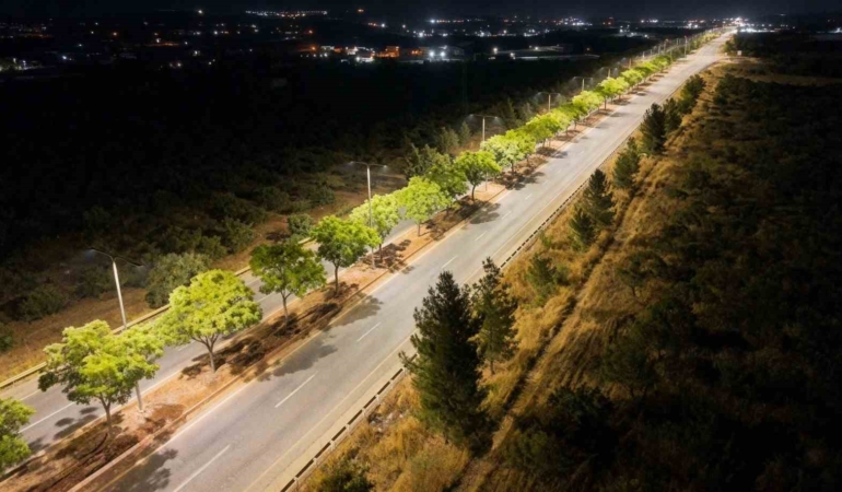 gap-havalimani-yolu-modern-aydinlatma-sebekesiyle-yenilendi-472-direk-ve-8-trafo-ile-guvenli-c3egLV3D.jpg