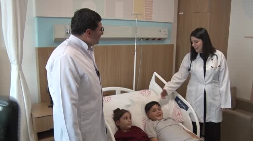 İki Kardeş ASD Delikleri Kapalı Yöntemle Aynı Anda Tedavi Edildi: Gaziantep Şehir Hastanesi’nde Başarılı Anjiyo