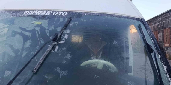 Kars’ta Sabah Soğukları: Buzlanmış Camlar ve Aracın Donmuş Suyuyle Uğraşan Sürücüler