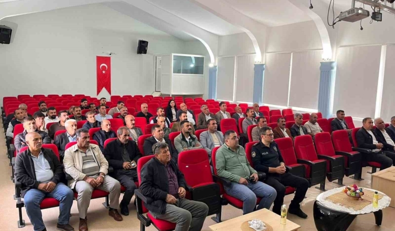 muhtarlarla-bulusan-dicle-kaymakami-mustafa-atis-hizmette-seffaflik-ve-isbirligi-vurgusu-AJug2lVv.jpg