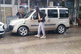 paluda-yagista-geleneksel-kopuklemeyle-araci-yikayan-sahis-IqiQNpMR.jpg