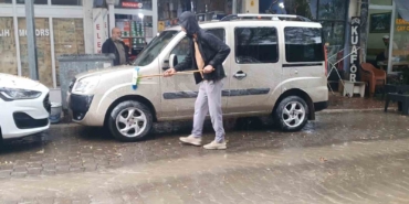 paluda-yagista-geleneksel-kopuklemeyle-araci-yikayan-sahis-IqiQNpMR.jpg