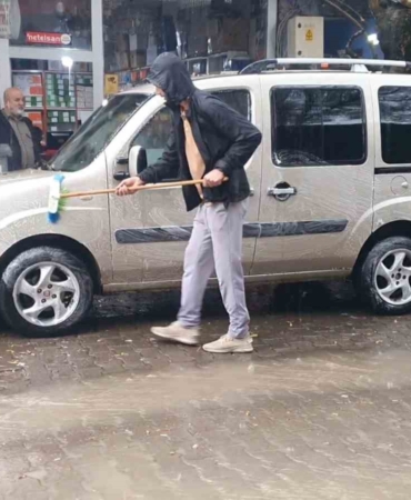 paluda-yagista-geleneksel-kopuklemeyle-araci-yikayan-sahis-IqiQNpMR.jpg
