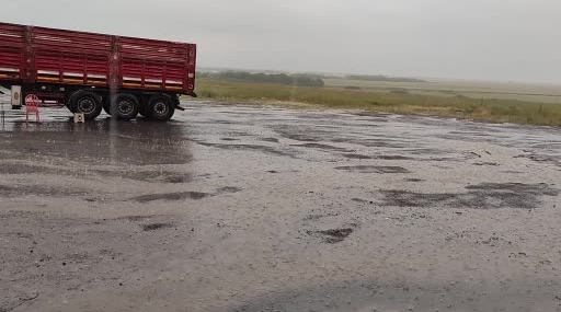 Yağışlı Sabahta Ardahan’da Yaşamı Olumsuz Yönde Etkileyen Sağanak